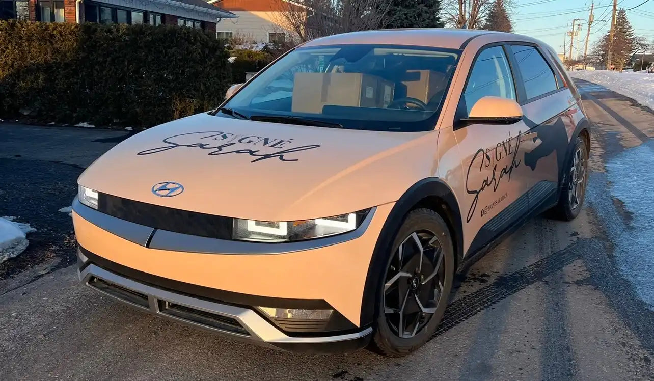 Voiture électrique Hyundai Ioniq 5 de couleur pêche avec des jantes noires.