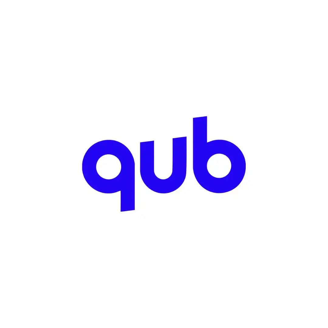 Un logo bleu avec les lettres ’qub’ dans une police sans-serif stylisée, en minuscules, légèrement inclinée vers le haut à droite.