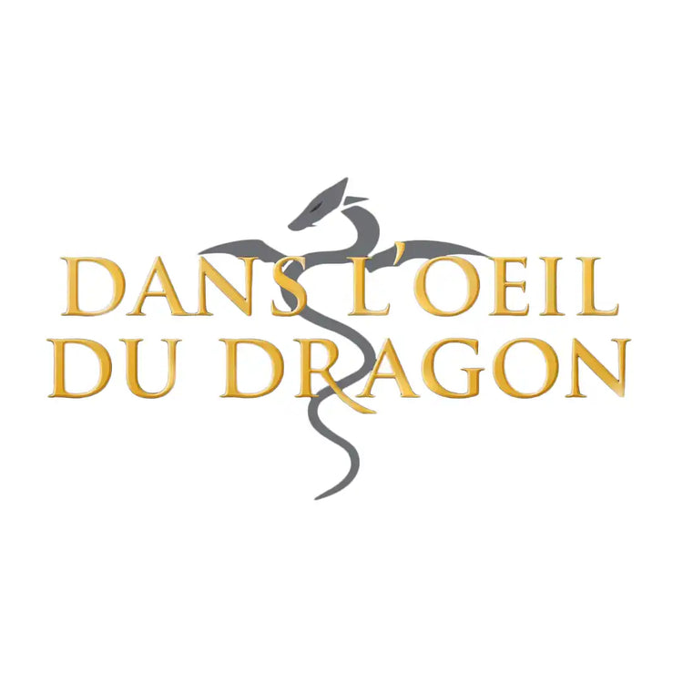 Un logo de texte doré avec un dessin de dragon gris.