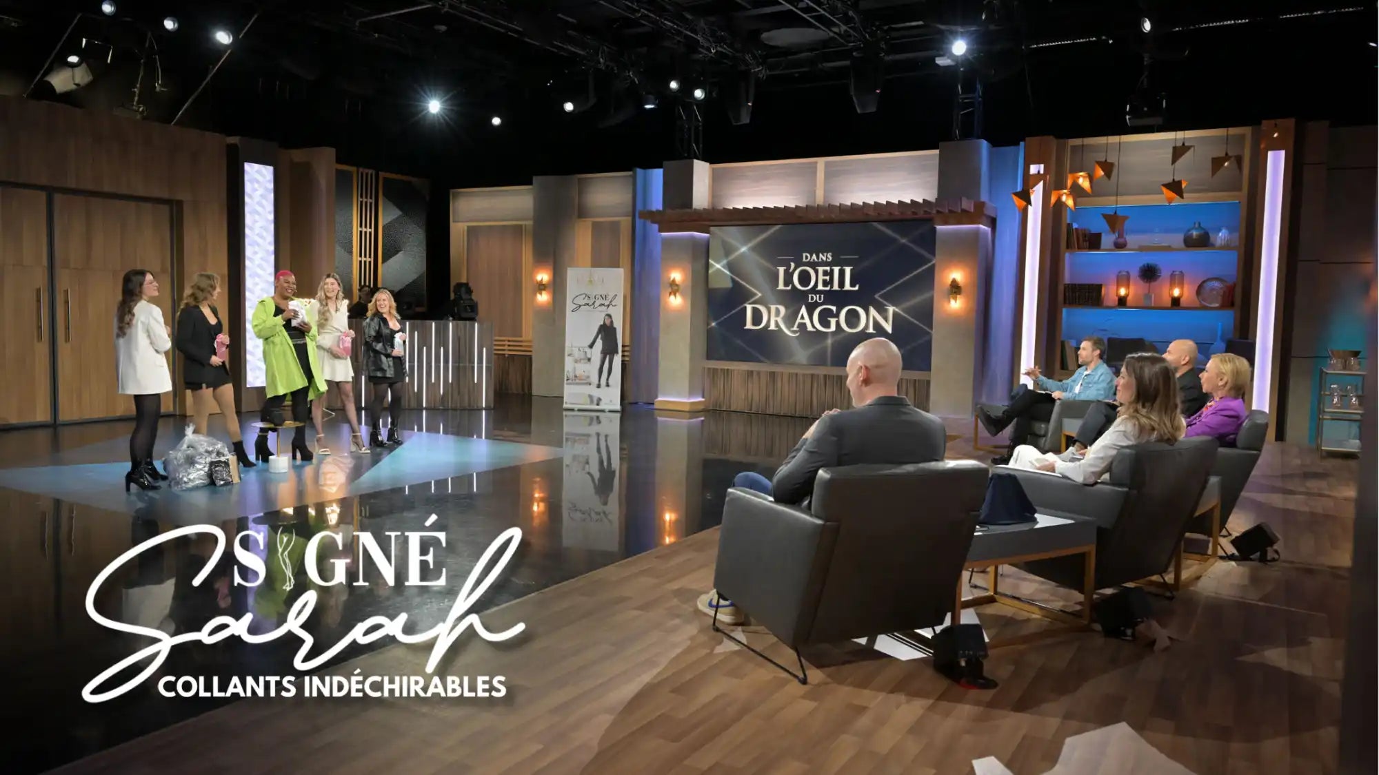 Un groupe de femmes présentant des collants anti-rupture sur le plateau d'une émission de télévision.