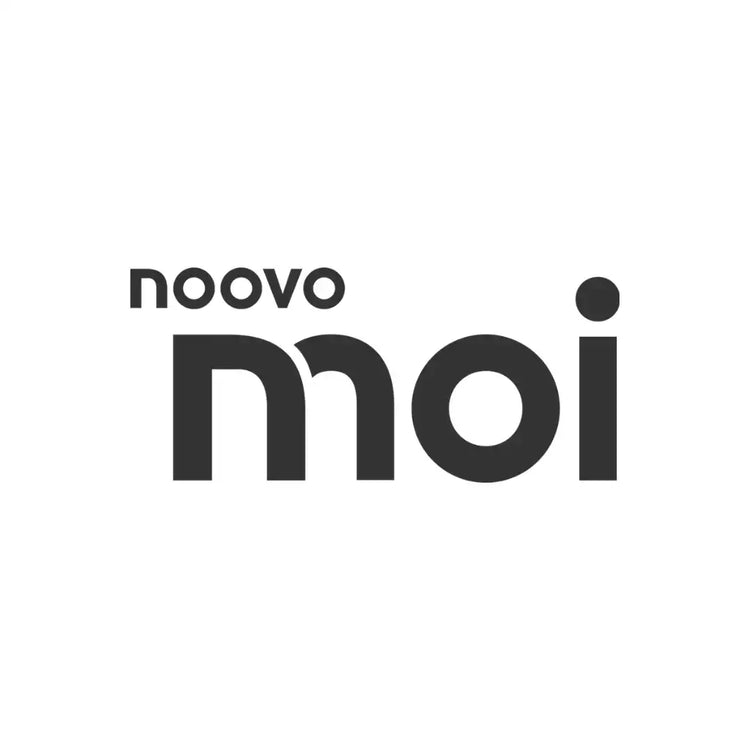 Un logo en noir et blanc pour ’Noovo Moi’.